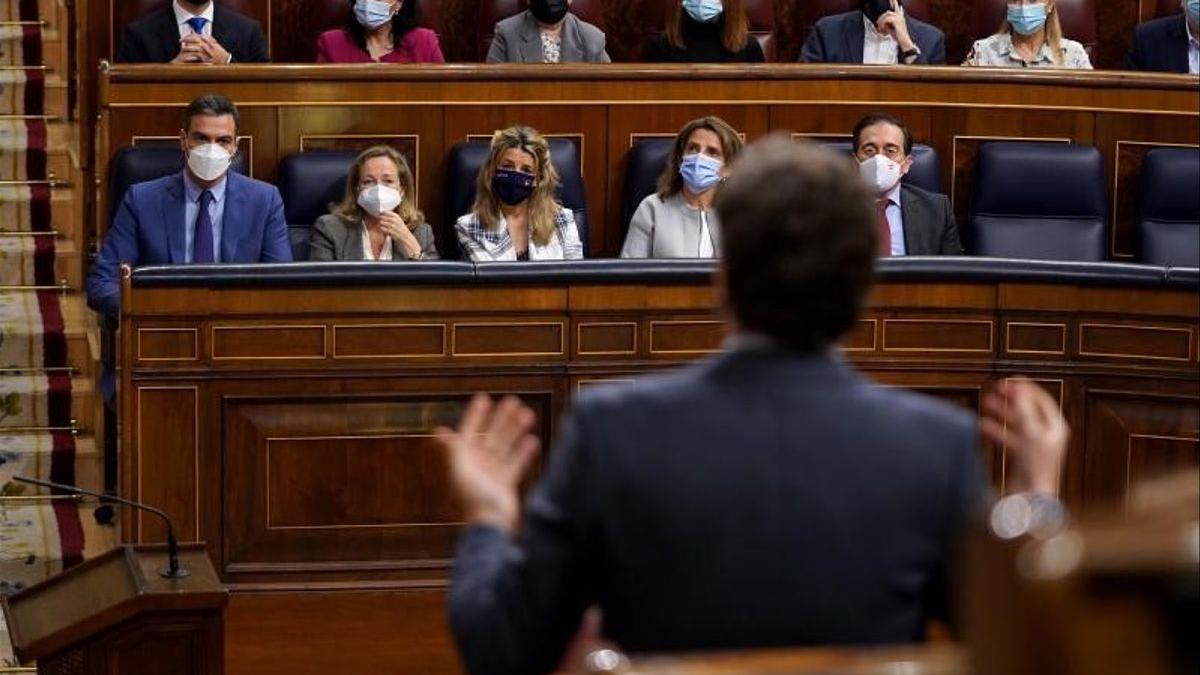 El presidente del Gobierno, Pedro Sánchez, atiende la pregunta del líder del PP, Pablo Casado.