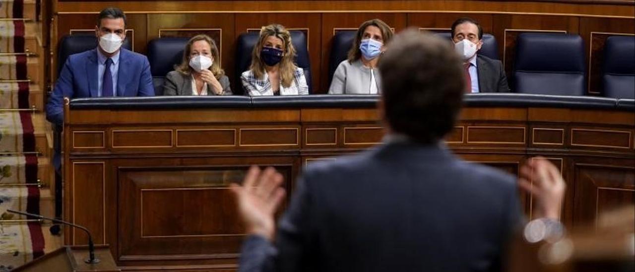 El presidente del Gobierno, Pedro Sánchez, atiende la pregunta del líder del PP, Pablo Casado.