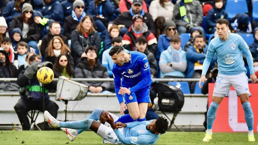 Un jugador del Getafe cabecea con Jailson caído en el suelo.