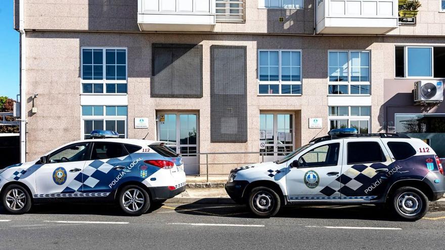 Vehículos y sede de la Policía Local de Oleiros. | LOC