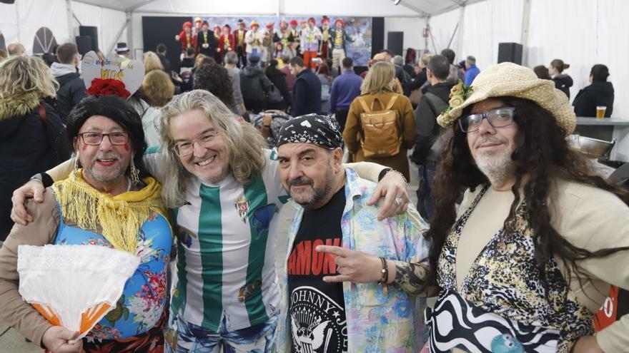 El Carnaval sale a la calle a pesar de la lluvia