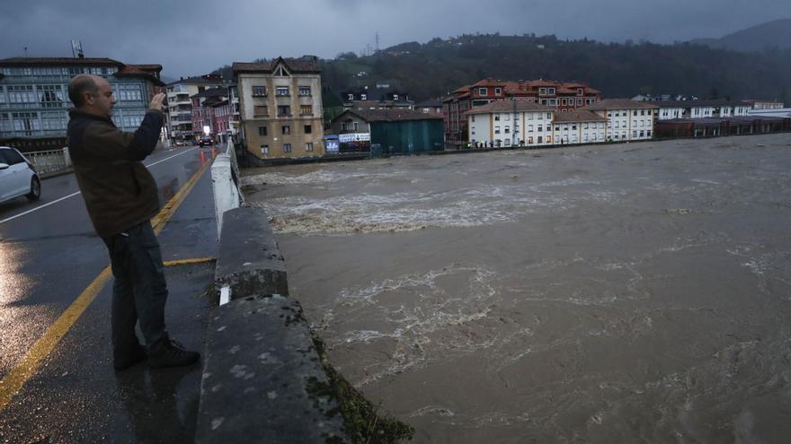 Las obras para acabar con las inundaciones fluviales en Arriondas arrancarán en mayo