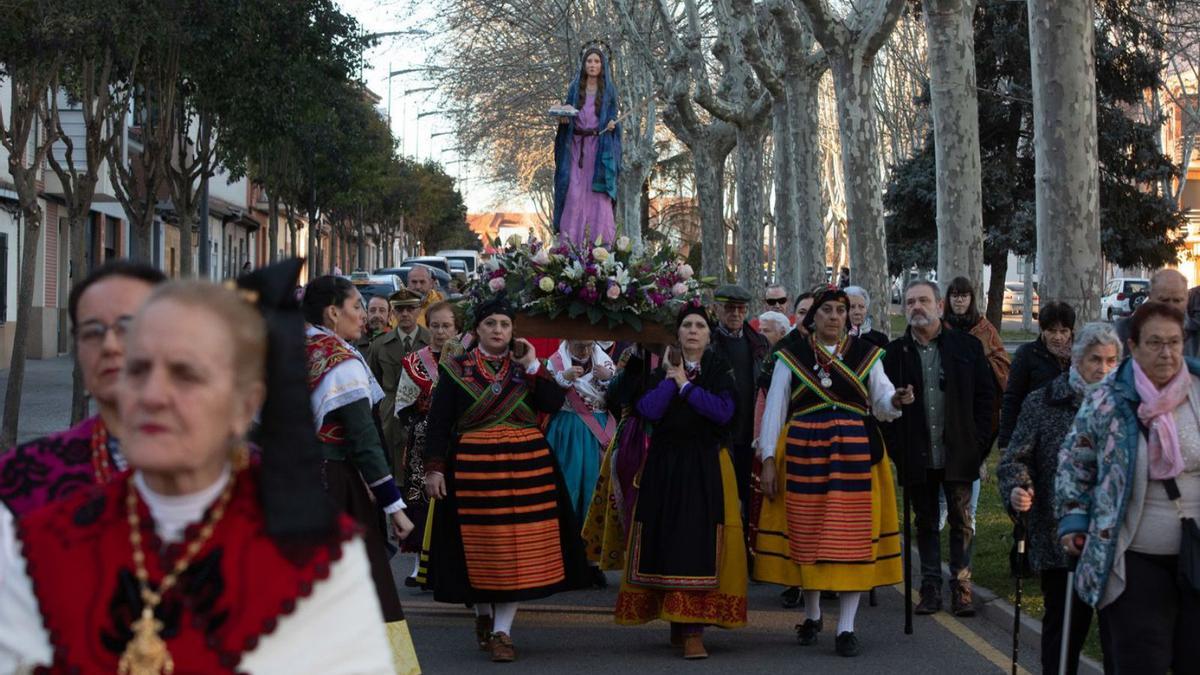 La imagen de Santa Águeda arropada durante la procesión. | A. Burrieza