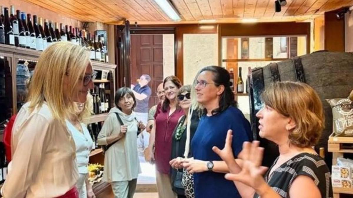 Una visita de l'alcaldessa i la directora general de Comerç a un establiment de Solsona