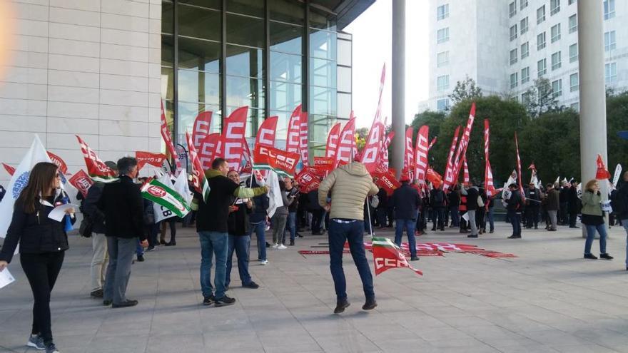 Protesta de CC OO en el Palacio de Congresos