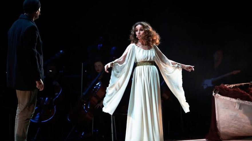 Ana Belén y Alberto Rodríguez, ayer, en la puesta en escena de &quot;El Faro&quot;.