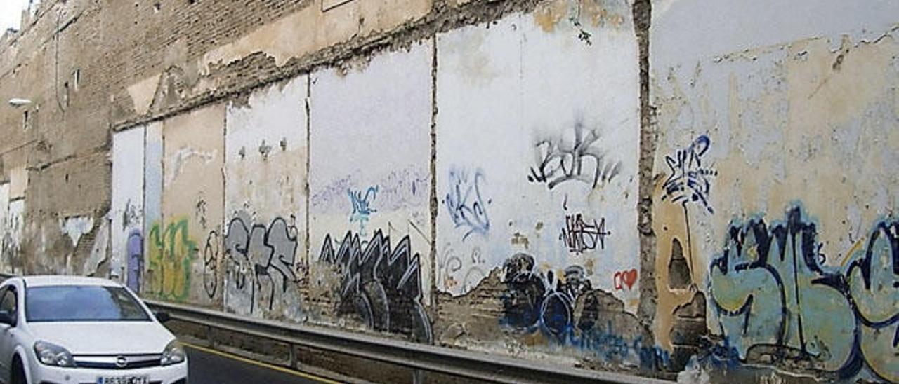 Pared doméstica visible en la calle República Dominicana tras la demolición de parte de Las Cuarenta Casas.