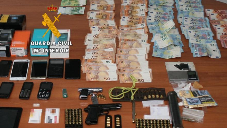 Material incautado por la Guardia Civil de Puebla de Sanabria