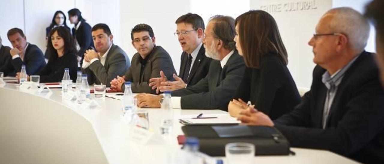 El centro cultural de Caixa Ontinyent acogió ayer la reunión de alcaldes, rectores, empresarios y sindicatos a la que acudió Ximo Puig.