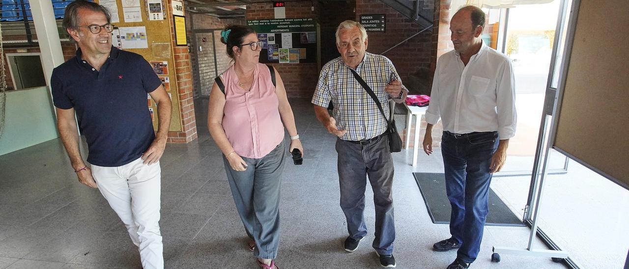 Toni Freixa i Isabel Tarragó al costat d’un soci i un dels accionistes del Badalona Futur.