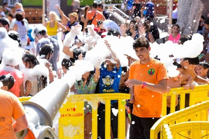 Fiesta de la espuma en la Plaza San Rafael en Vecindario