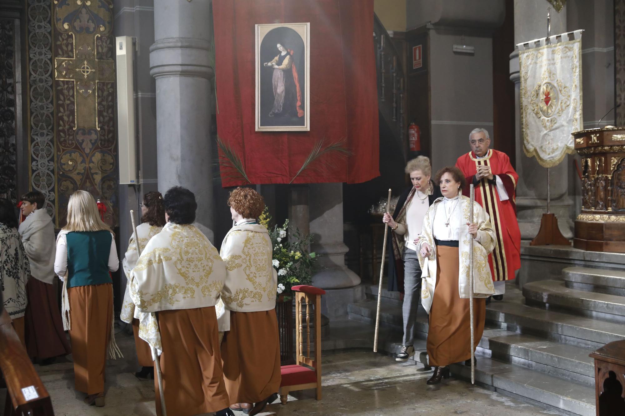 En imágenes: Misa, procesión y reparto de galletas por Santa Águeda en la Basílica