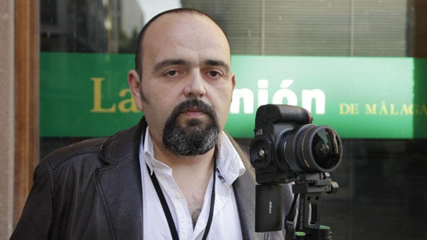 Francisco Huertas muestra la cámara con la que trabaja para Google Business View.