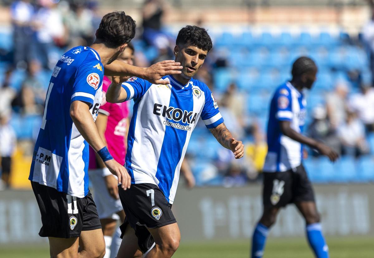 Andy Escudero recibe la felicitación de sus compañeros después de marcar el 2-0 en la segunda parte.