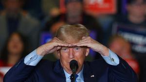 El candidato presidencial republicano y expresidente de Estados Unidos, Donald Trump, hace gestos mientras habla durante un mitin de campaña en Claremont
