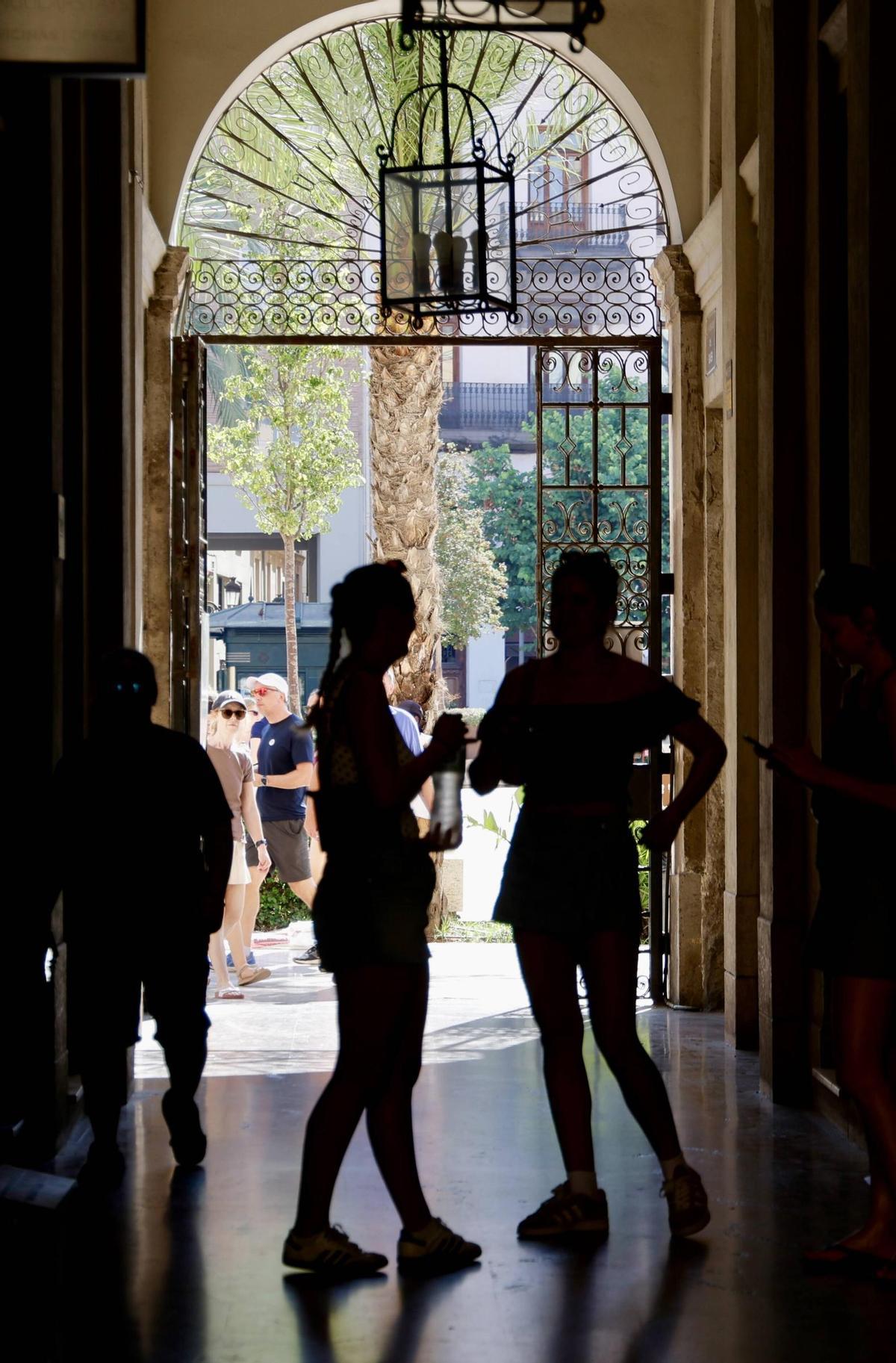Los pasajes comerciales de València, un pedacito de la ciudad en las manzanas vecinales