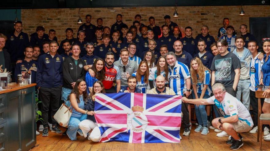 La plantilla del Deportivo, con aficionados blanquiazules en Inglaterra. | RCD