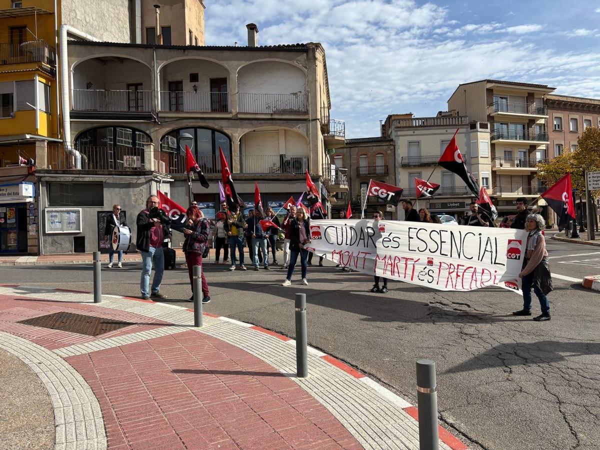 Manifestants davant de l'Ajuntament en la lectura del manifest