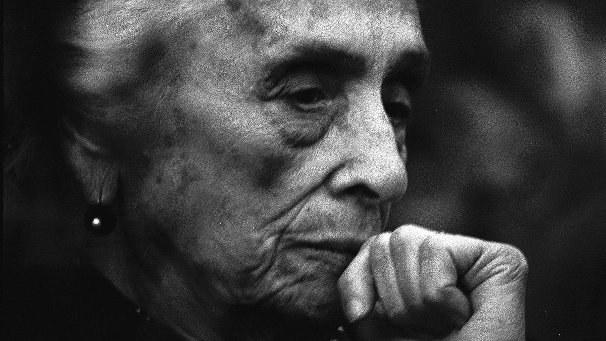 Dolores Ibárruri, 'La Pasionaria', en un mitin celebrado en la Monumental.