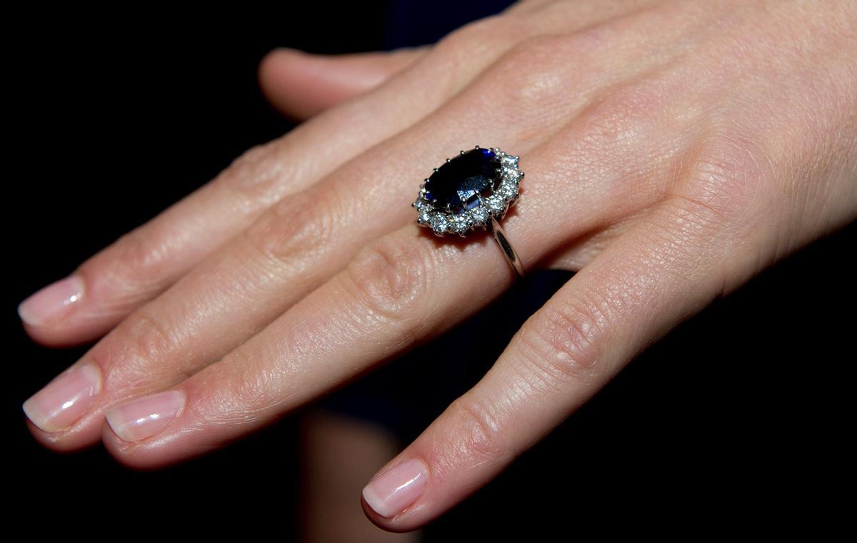 Kate Middleton llevando el anillo de compromiso que perteneció a Diana de Gales