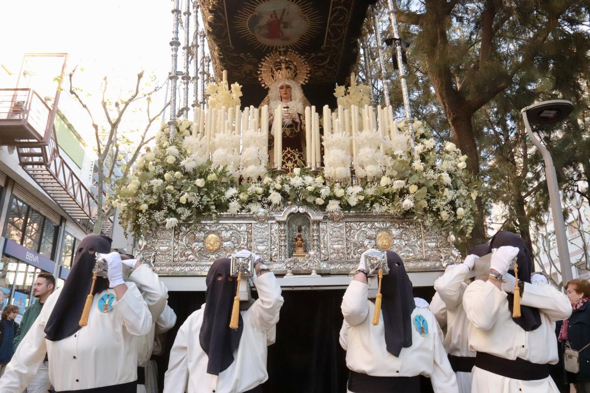 Portants de Nostra Senyora dels Dolors a l’inici de la processó de Divendres Sant organitzada per la Confraria 15+1 de l’Hospitalet de Llobregat.