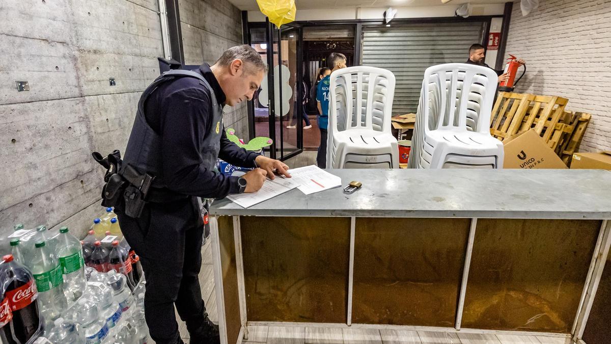 La Policía Local revisa uno de los locales del centro de Benidorm.