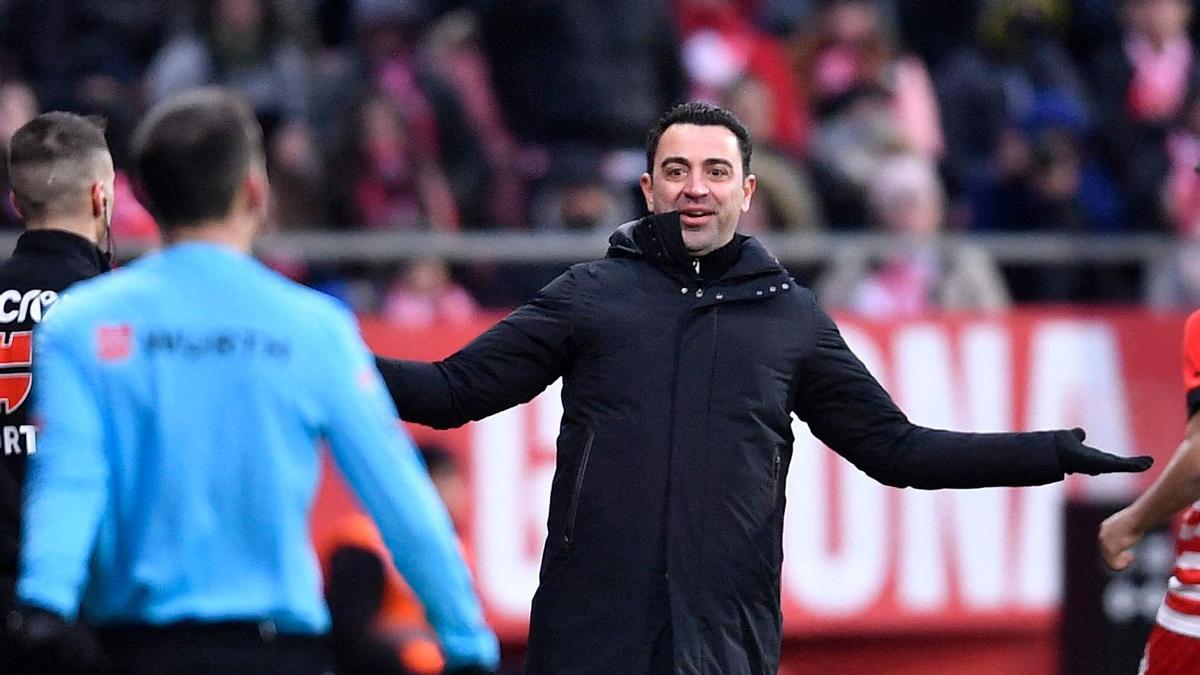 Xavi protesta en la banda a los asistentes