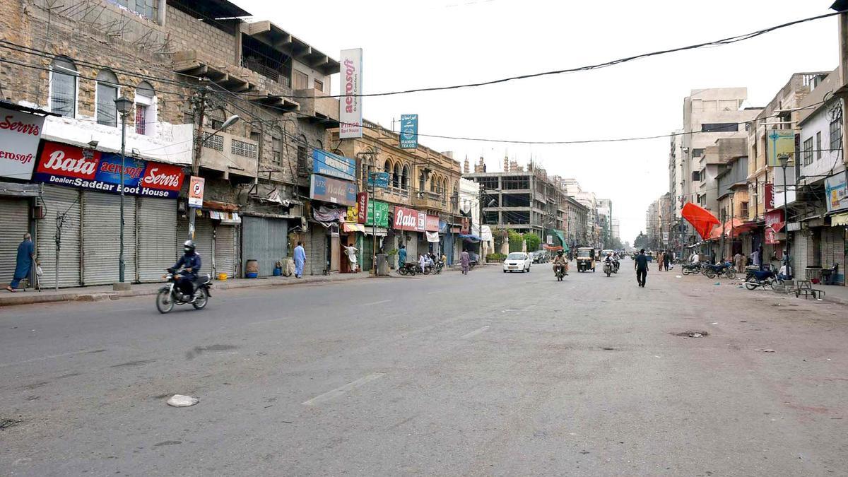Una calle en la ciudad de Karachi (Pakistán) durante la pandemia de coronavirus