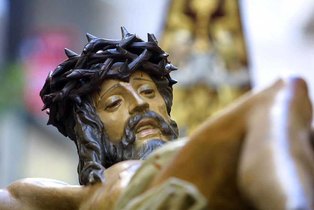 Traslado del Cristo de Ánimas de Ciegos antes de su restauración por el IAPH.