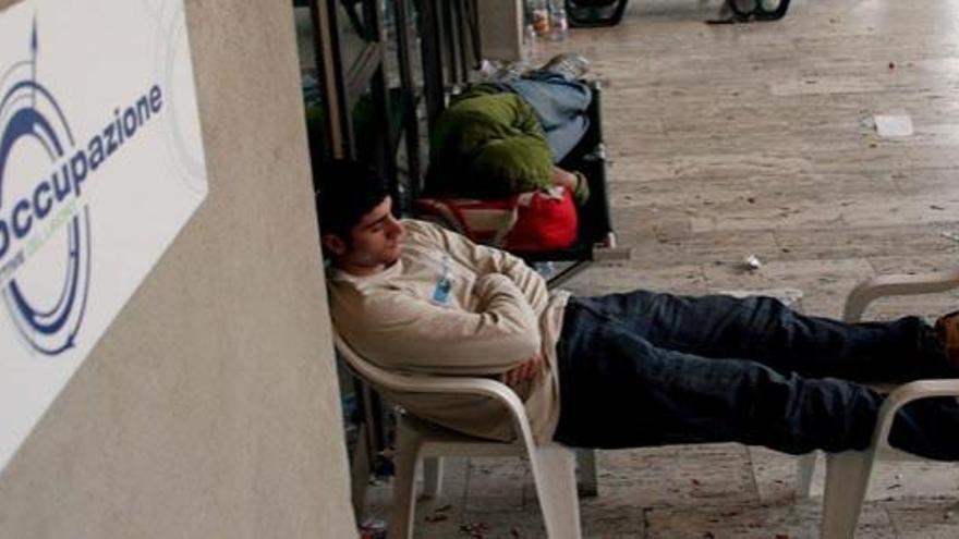 Un hombre ante una oficina del paro en Italia.