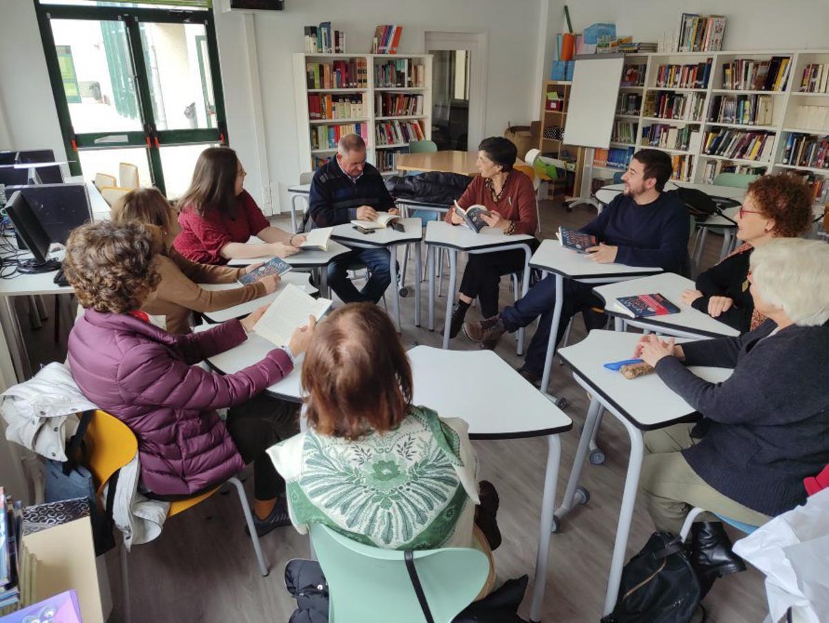 Imagen de archivo del club de lectura en el IES Rodeira. | SANTOS ÁLVAREZ