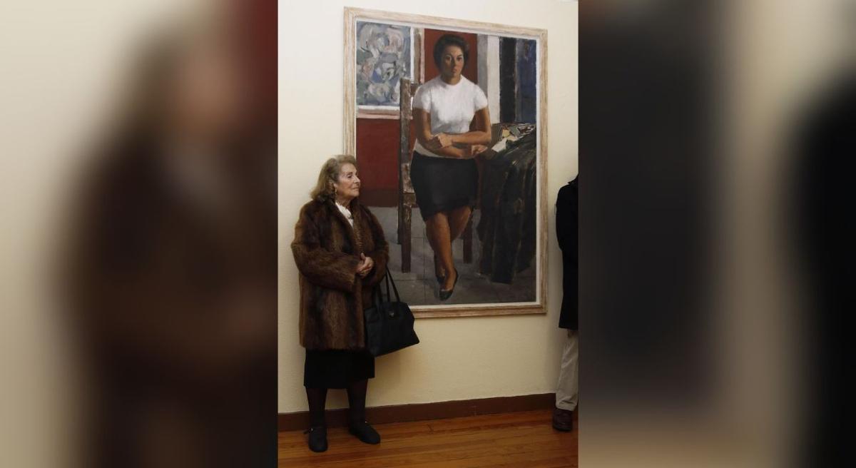 La mujer de Luis Torras, María Jesús Incera, ante un cuadro en un homenaje en la Escuela de Artes y Oficios de Vigo. Ricardo Grobas