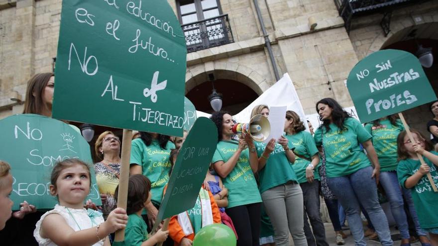 El PSOE fuerza una educadora por aula en la huelga de las escuelas