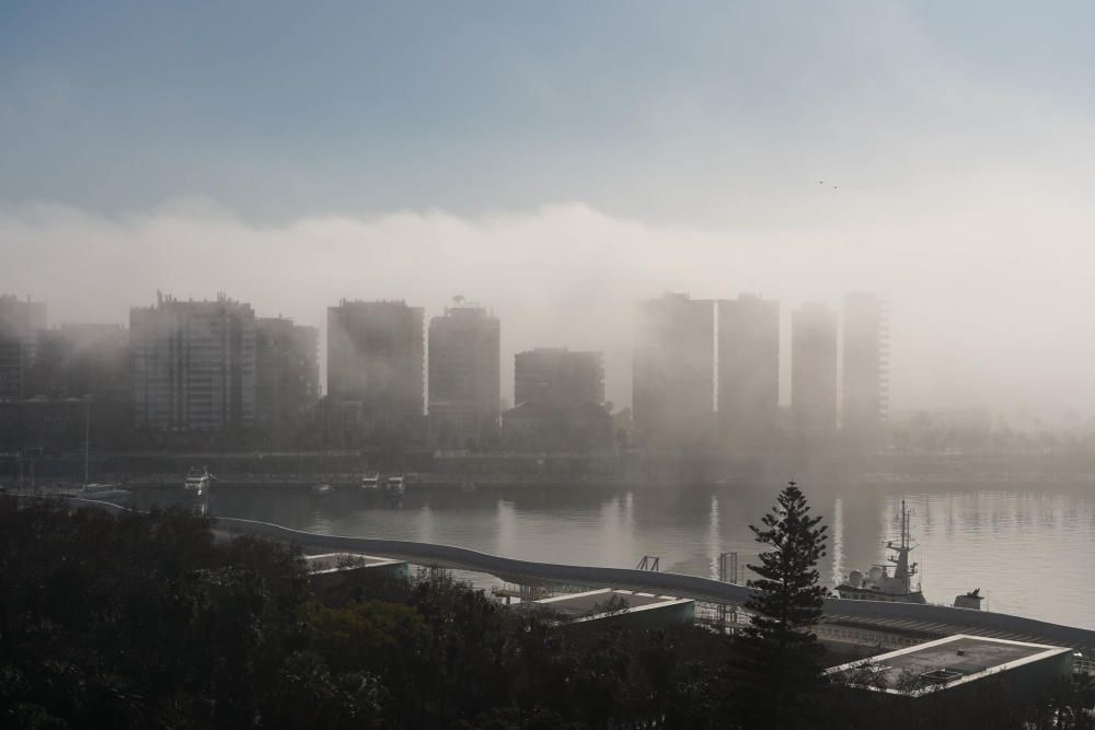Málaga amanece bajo una capa de niebla