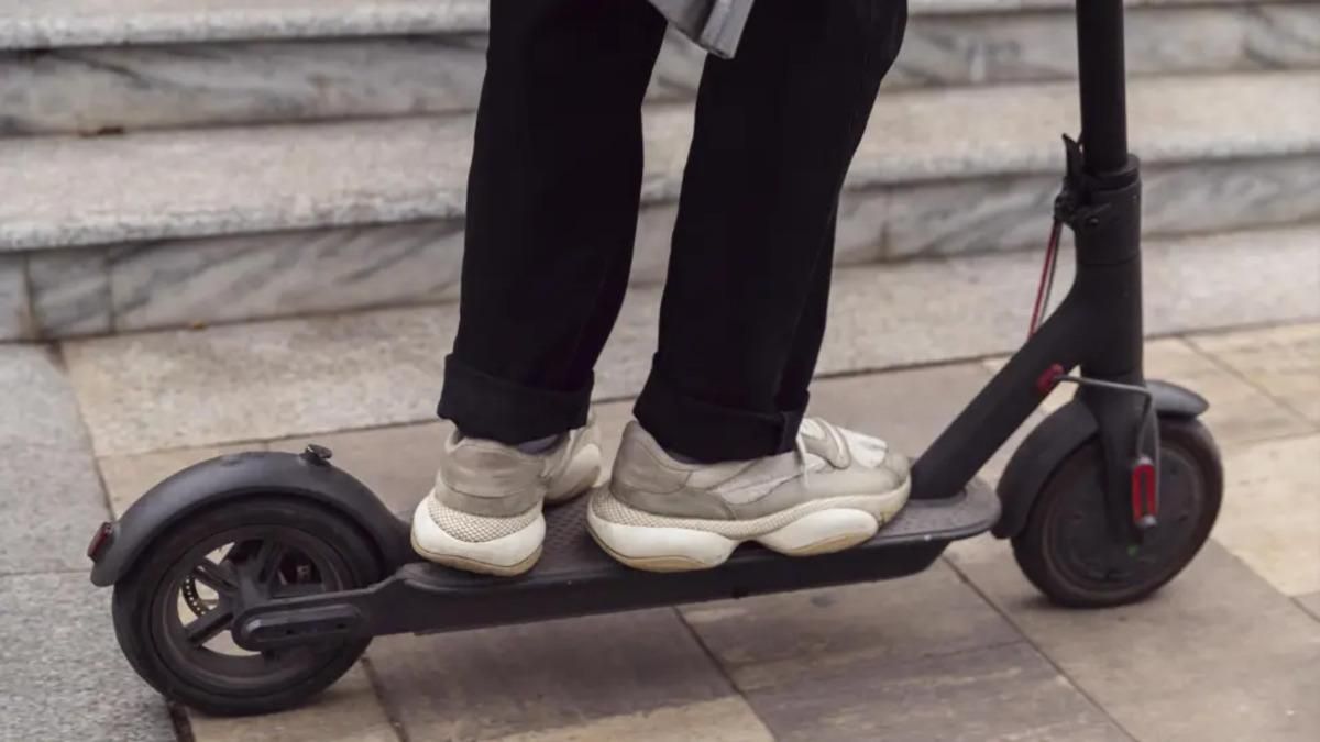 Un joven en un patinete eléctrico