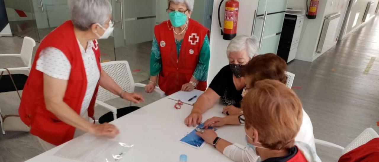 El programa de mayores, en la sede de Cruz Roja Benavente. | E. P.