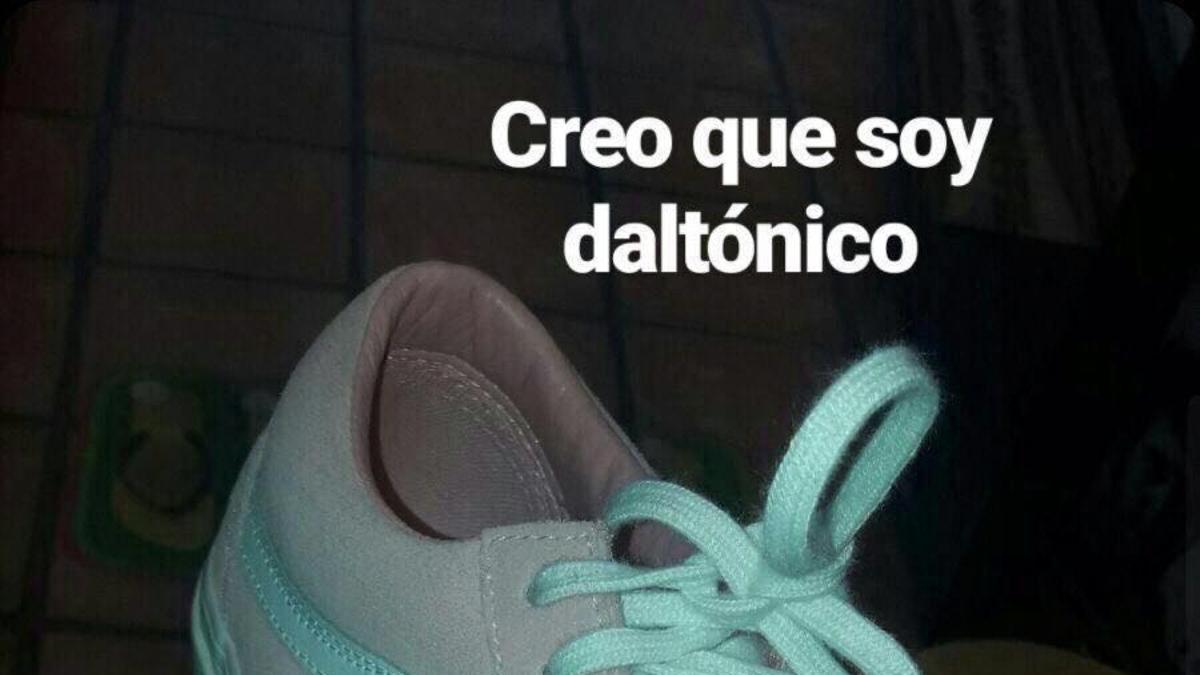 De qué color ves la zapatilla? ¿Rosa y blanca o verde y gris? - Woman