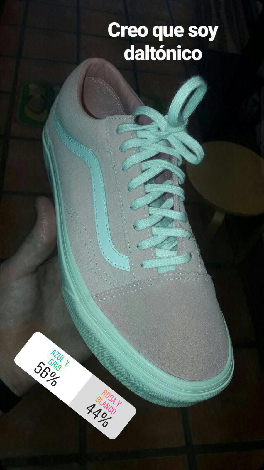 De qué color ves la zapatilla? ¿Rosa y o verde y gris? -