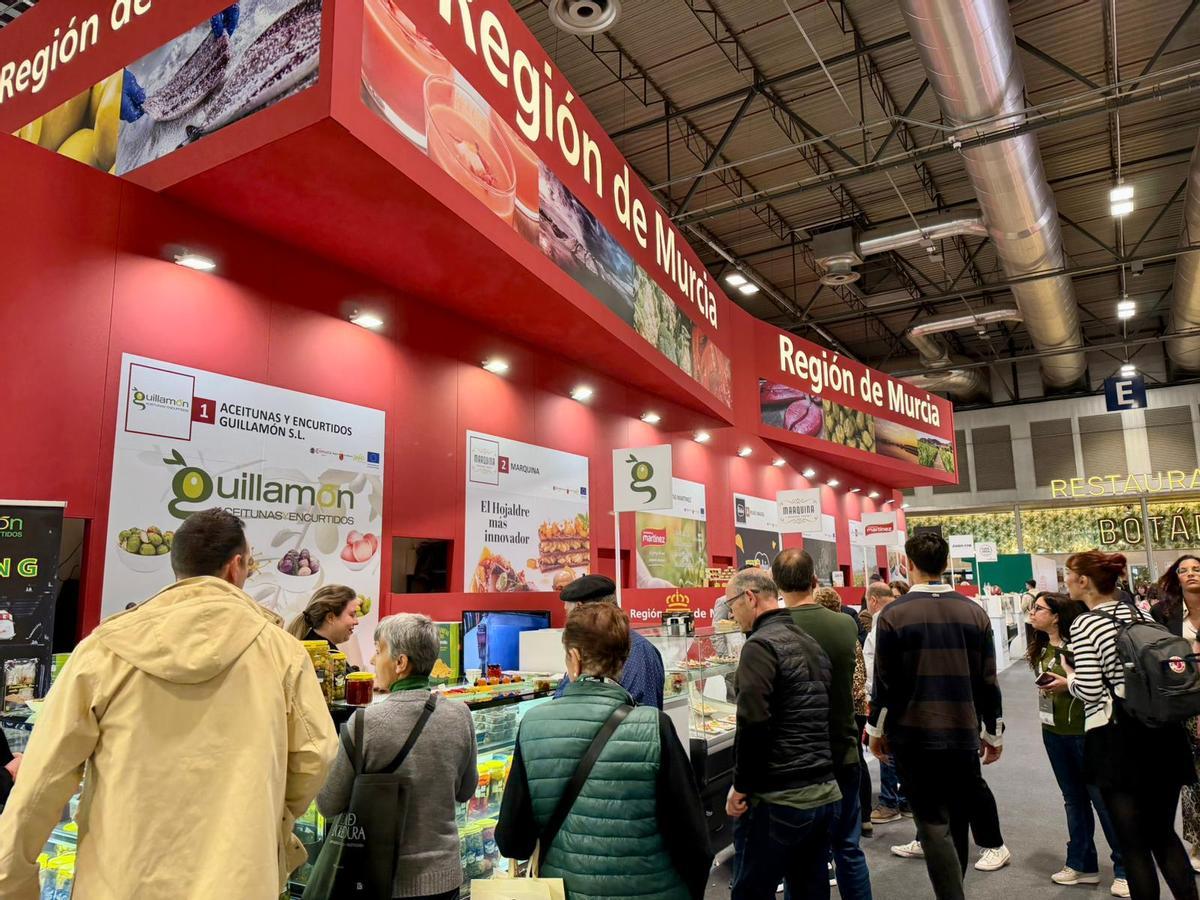 El estand institucional se convirtió durante los cuatro días de feria en un punto estratégico para la promoción directa de los productos murcianos.