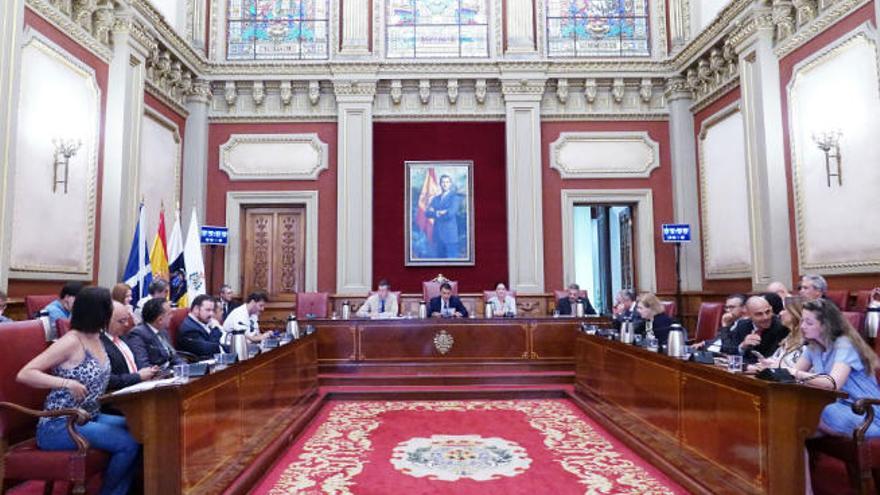 El pleno de ayer fue el del reencuentro de los concejales en funciones después del resultado electoral del domingo.