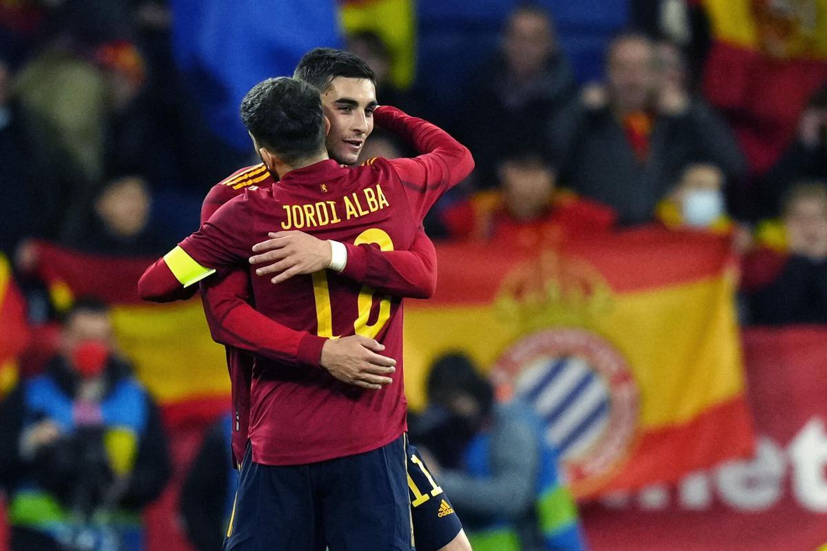 Ferran Torres, autor del primre gol, recibe el abraza de Jordi Alba.