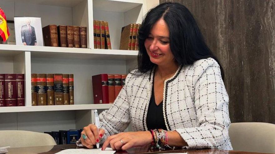 La alcaldesa de Huesca, Lorena Orduna, en la firma. | SERVICIO ESPECIAL