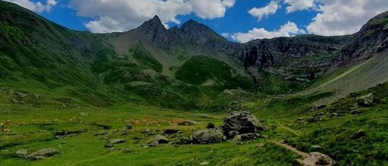 Paraje de Canal Roya, en el Pirineo aragonés, con Espelunciecha al fondo.