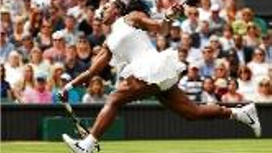 Serena Williams enceta la defensa del títol amb bon peu