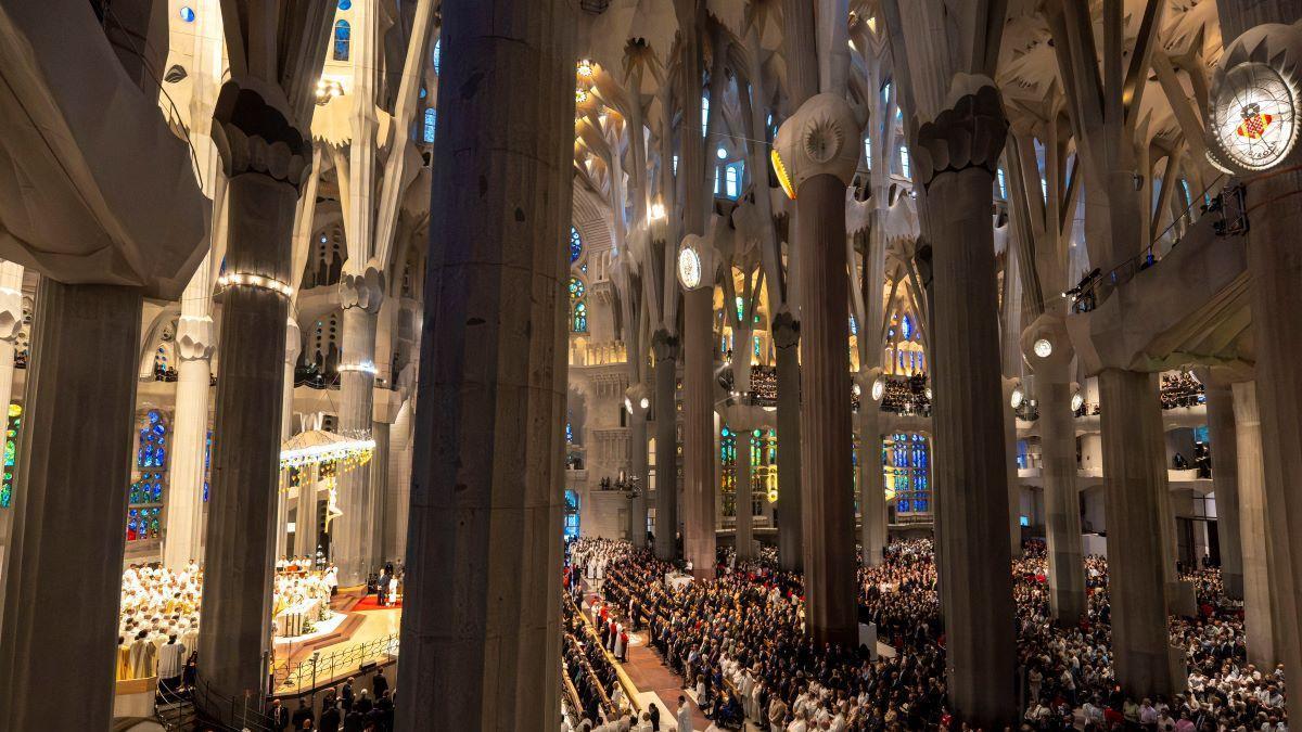 L'interior de la Sagrada Família durant la missa del papa Lleó XIV.