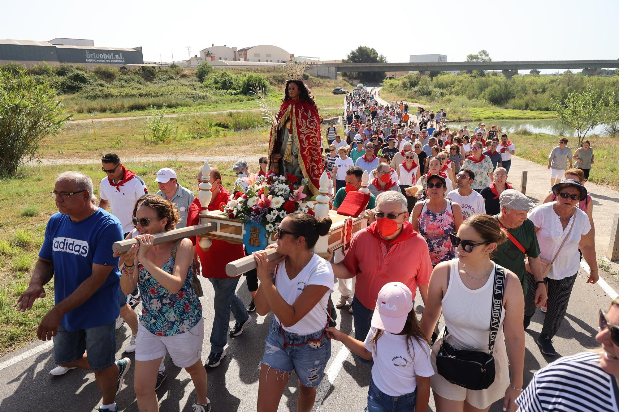Miles de romeros acompañan a Santa Quitèria en la ‘tornà’ de Almassora