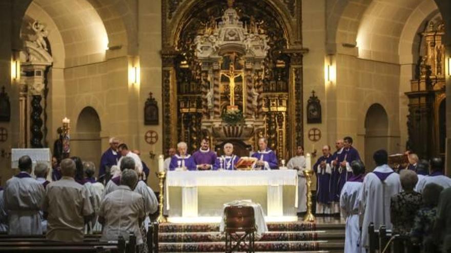 El obispo, Jesús Murgui, y los eméritos Victorio Oliver y Rafael Palmero concelebran la misa.