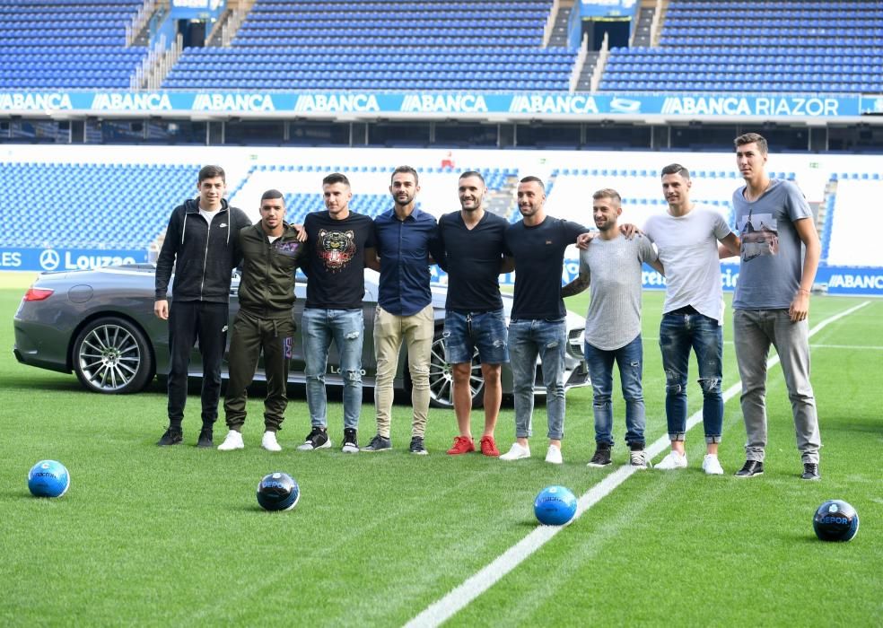 Unos 6000 espectadores se dan cita en Riazor para la puesta de largo de las nueve incorporaciones. El coruñés Lucas Pérez y Schär, los más aclamados