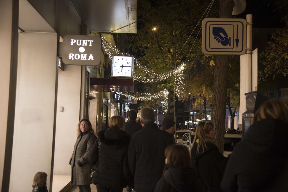 Manresa s'il·lumina per Nadal amb el principal carrer comercial a clapes