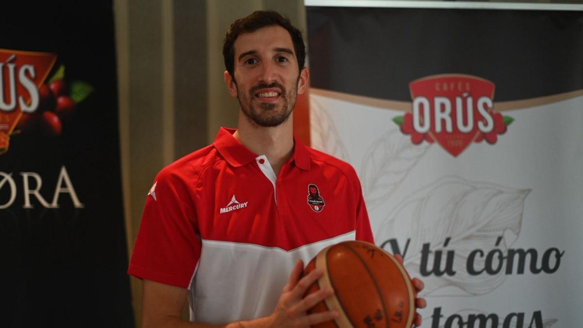 Guillem Vives, con balón.